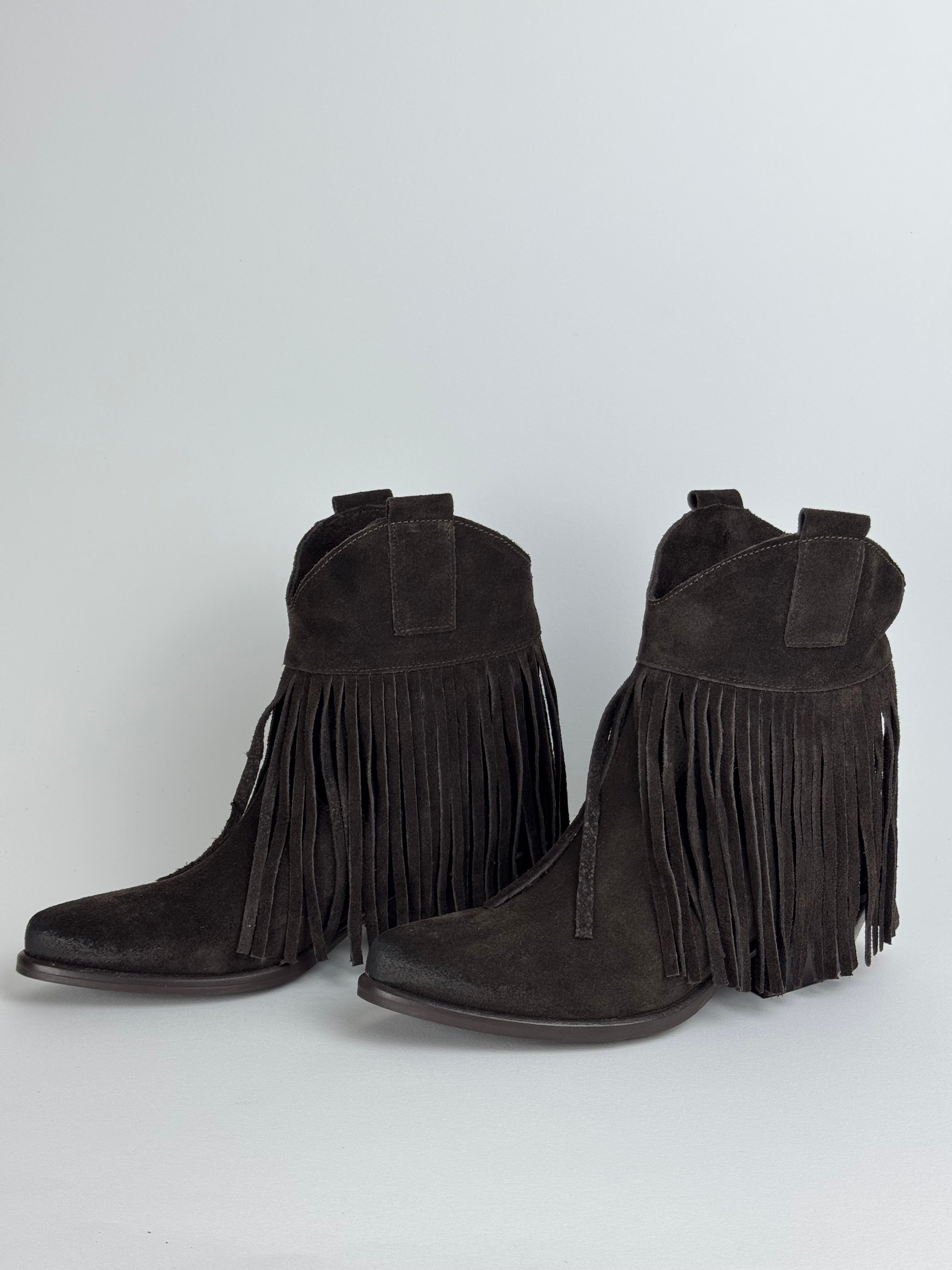 Stivaletto in camoscio con frange