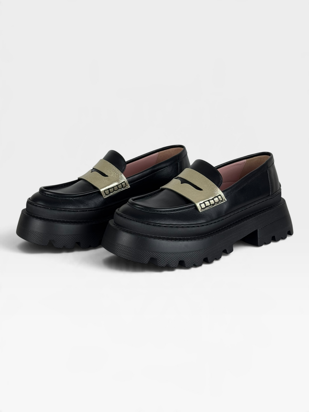 Mocassino in pelle nera con inserto laminato platino – foto 2 di 5 – Vaccarelli
