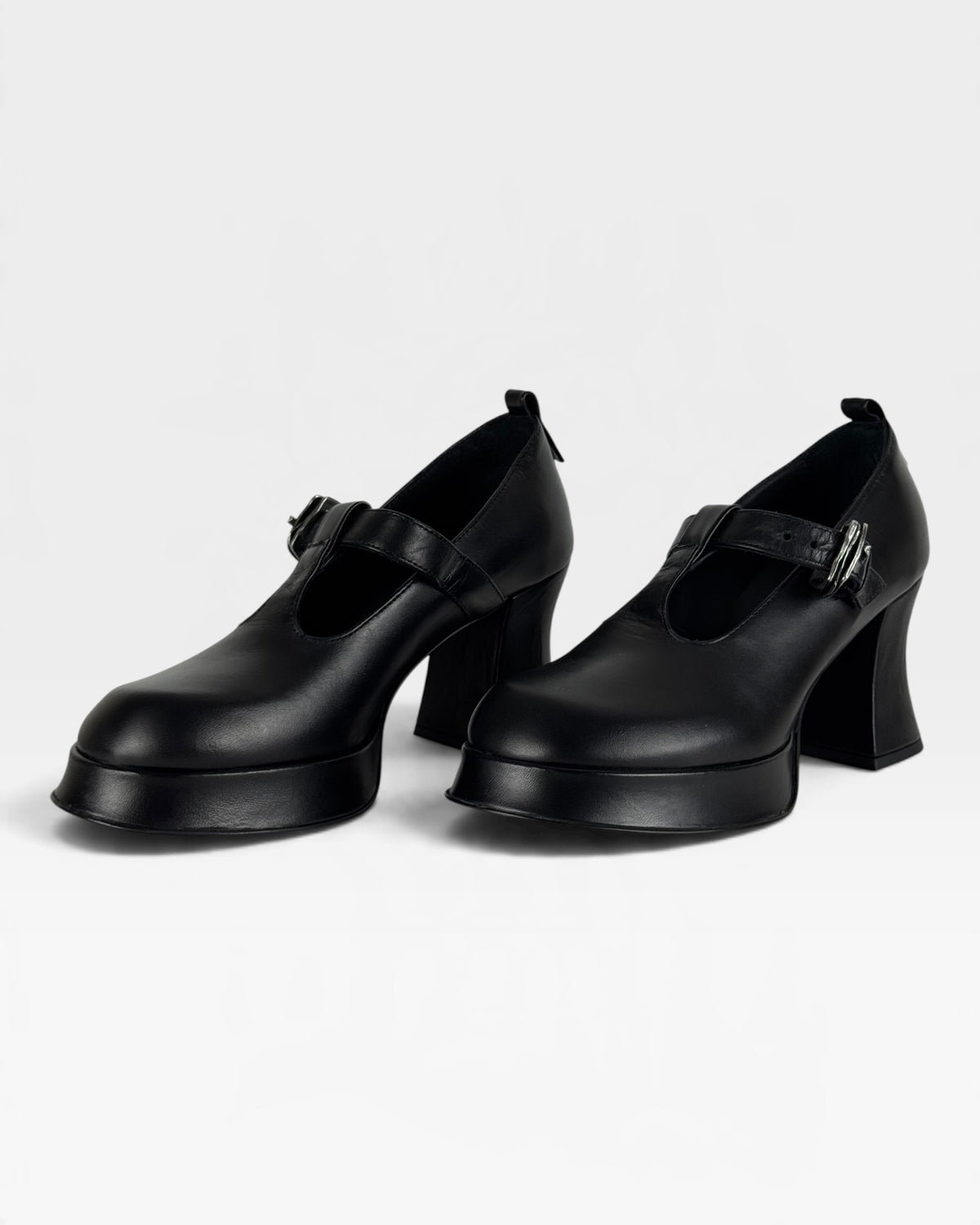 Scarpa donna in pelle nera con cinturino – foto 2 di 4 – Vaccarelli