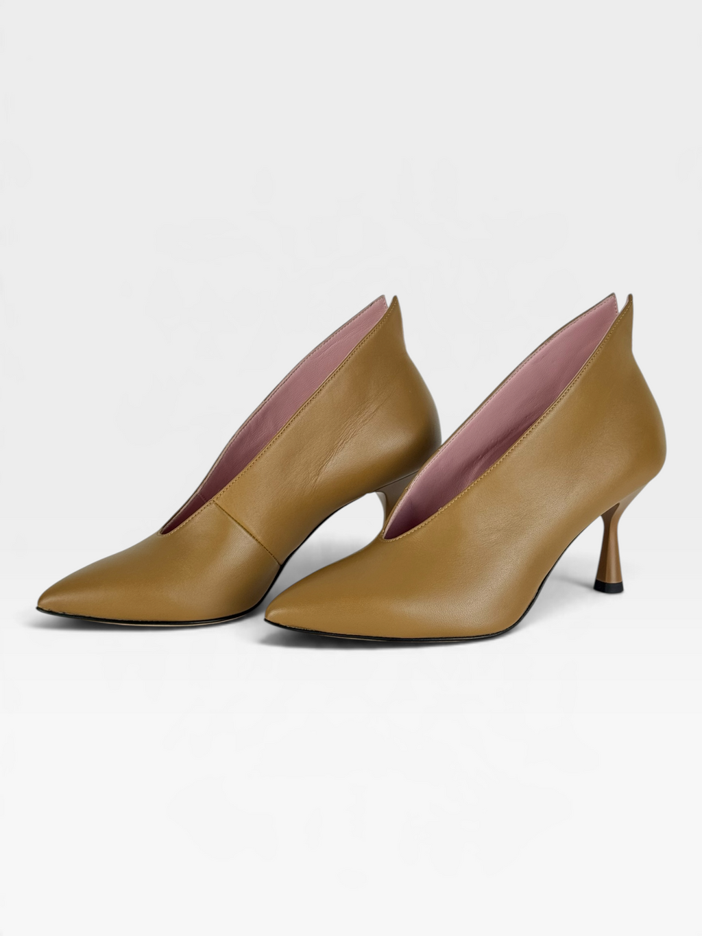 Décolleté ad ala di gabbiano in pelle color terra – foto 2 di 5 – Vaccarelli