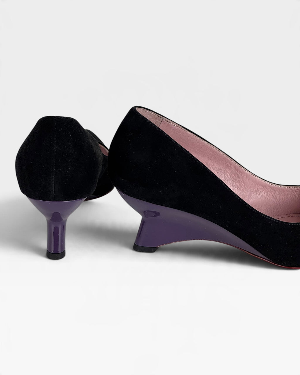 Décolleté in camoscio nero con zeppa viola – foto 4 di 4 – Vaccarelli
