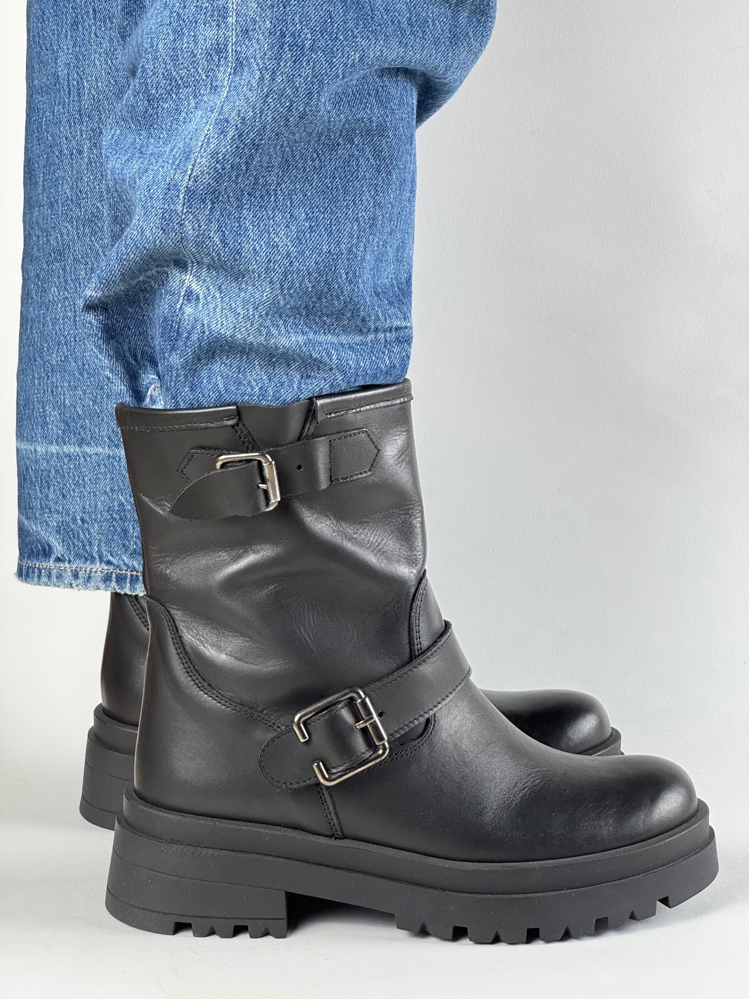 Stivaletto in pelle nero